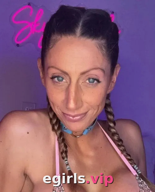 SKYE HOTWIFE
