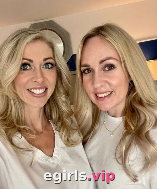 Hollyhotwife